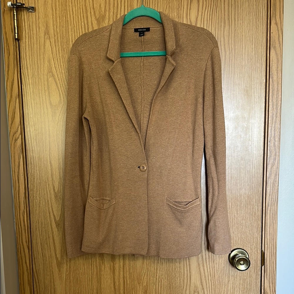 Light Tan Knit Blazer with Notched Lapels and Relaxed Fit